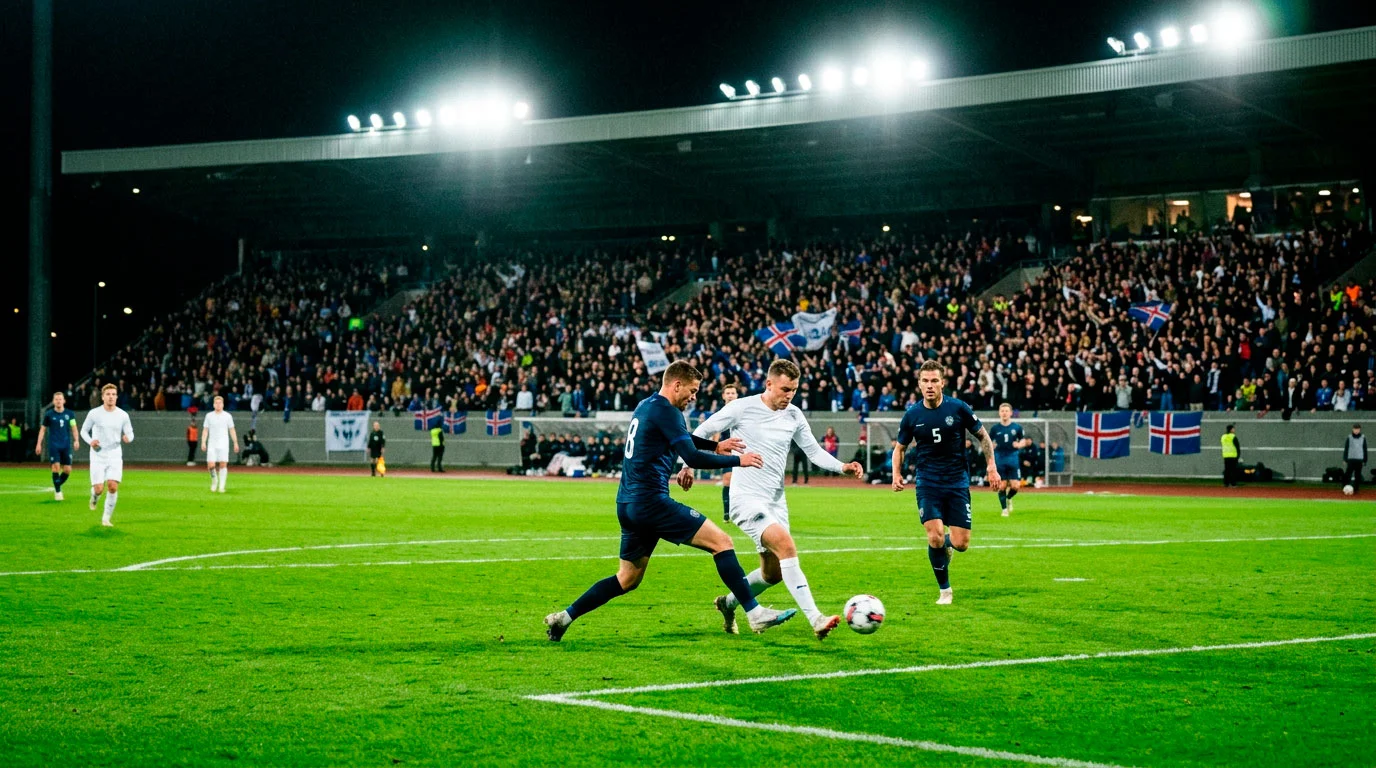 Fótboltaleikur á kvöldin undir flóðljósum - leikvöllur fullsetinn af áhorfendum á stórri keppni